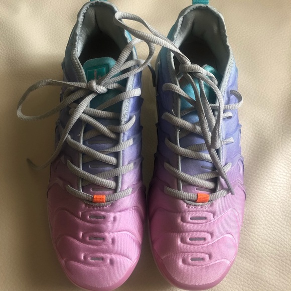 Woman’s vapormax plus BNIB - Picture 7 of 9